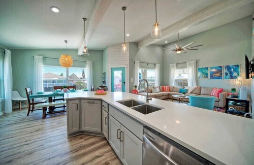 Port Aransas Cottage | Sleeps 20 2 Modern Homes w/Private Pool, Deck+patio 3-min Walk to the Beach