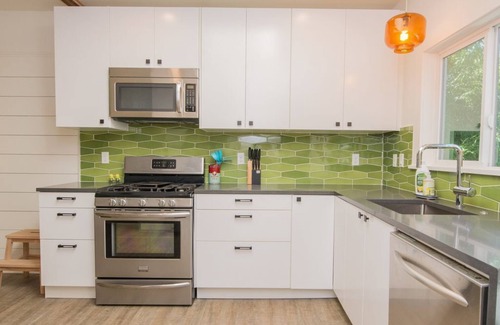 Mississippi District House | Sleeps 20 people - amazing architecture and location.