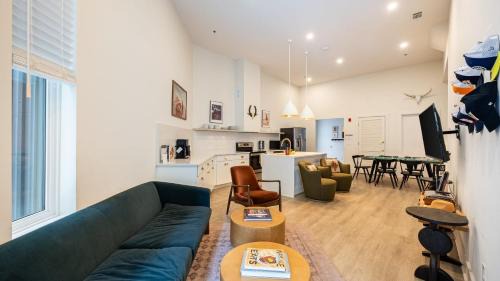 Five Points House | Sleeps 24 Rooftop Game Room Outdoor Spaces Just 10 Min to Broadway Outrider by AvantStay