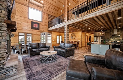 Broken Bow Cabin | Sleeps 28! Loaded w/Amenities Mins from Lake!