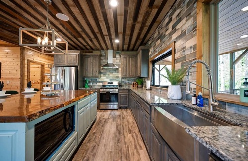 Broken Bow Cabin | Sleeps 28! Loaded w/Amenities Mins from Lake!