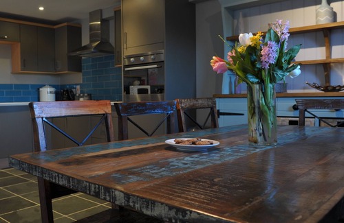 Chedworth House | Sleeps 30, 15 Bedrooms, Dogs Welcome, No smoking, Wood Burner, Wi-Fi, Courtyard Garden, Cot and High