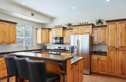 La Verkin House | Sleeps 32! Great for Families, Private Fenced Pool, Spa/Hot Tub, Play Gym, BBQ