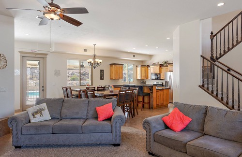 La Verkin House | Sleeps 32! Great for Families, Private Fenced Pool, Spa/Hot Tub, Play Gym, BBQ
