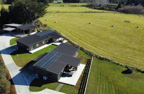 Ohakune House | Sleeps 36 people - 3 spas - 3 homes