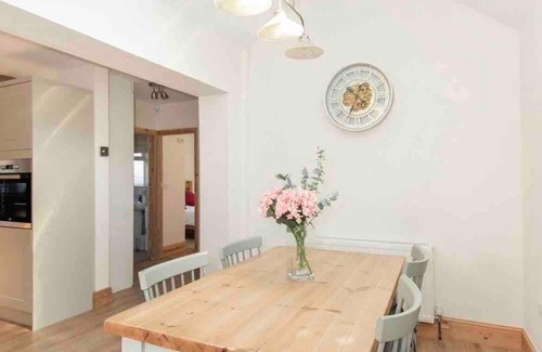 Nafferton House | Sleeps 4|Parking| Fully Equipped |Contractors