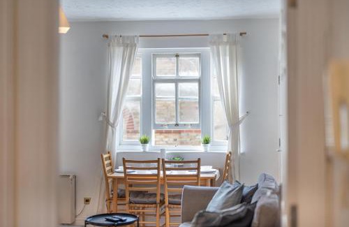 Bishop's Stortford Apartment | Sleeps 4 Relaxing Getaway close to Stansted Airport & Bishops Stortford Town Centre