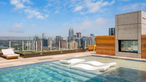 Rainey Street Historic District House | Sleeps 40 12 Condos in New Austin High Rise w Rooftop Pool Gym Yoga Studio