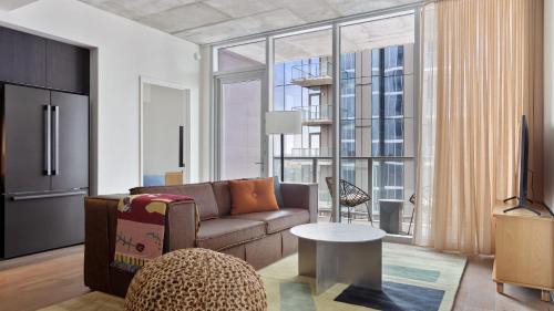 Rainey Street Historic District House | Sleeps 40 12 Condos in New Austin High Rise w Rooftop Pool Gym Yoga Studio