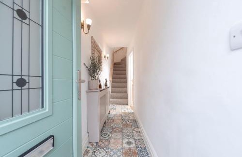 Aberdare House | Sleeps 6. Free Wifi. Free Parking central location.