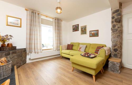 Aberdare House | Sleeps 6. Free Wifi. Free Parking central location.