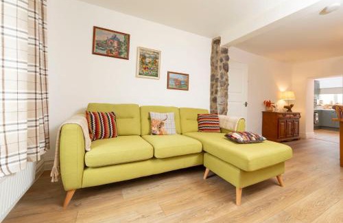 Aberdare House | Sleeps 6. Free Wifi. Free Parking central location.