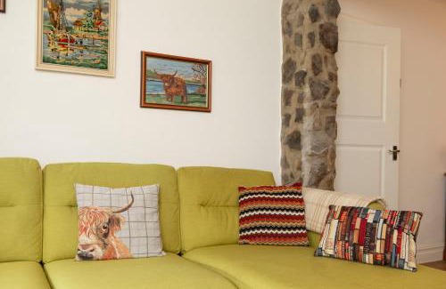 Aberdare House | Sleeps 6. Free Wifi. Free Parking central location.