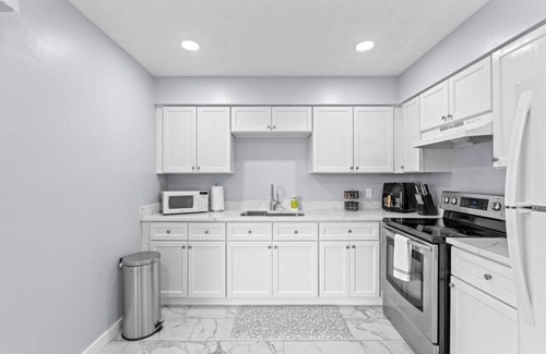 Lake Worth Apartment | Sleeps 6 PS5 + 65” TV Renovated 2-BR Fast WiFi 2 Parking Spaces