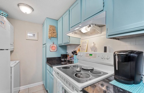 Orange Beach Condo | ★ sleeps 7 ★4 pools/Pool Side Bar ★ Private Beach Access★