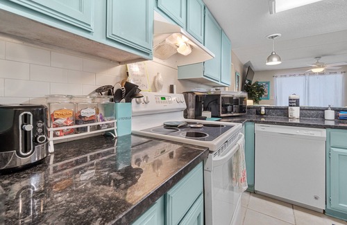 Orange Beach Condo | ★ sleeps 7 ★4 pools/Pool Side Bar ★ Private Beach Access★