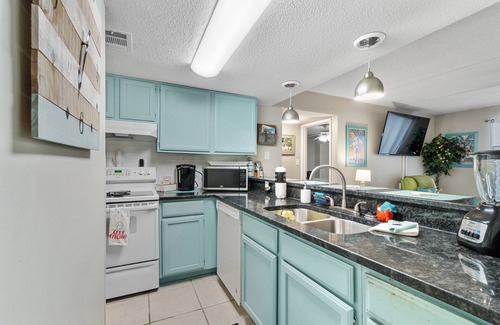 Orange Beach Condo | ★ sleeps 7 ★4 pools/Pool Side Bar ★ Private Beach Access★