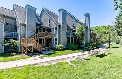 The Blue Mountains Apartment | Slope-side Studio Bliss Ski-in Ski-out, Renovated At Blue, Hot Tub, Fast Wi-fi