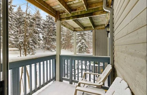The Blue Mountains Apartment | Slope-side Studio Bliss Ski-in Ski-out, Renovated At Blue, Hot Tub, Fast Wi-fi