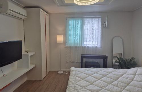 Choryang House | Small and Pretty House Near Busan Station, Pet-friendly, Suitable for 2 People