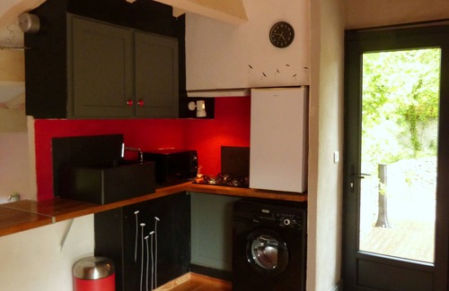Saint-Santin-de-Maurs Cottage | small home in trees