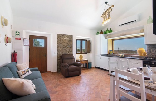 Espirito Santo Apartment | 'Small' Room with Mountain View, Wi-Fi and Air Conditioning