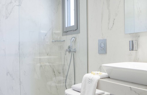 Nidri Hotel | Smile Inn Luxury Accommodation nIn the center of Nidri, next to the sea