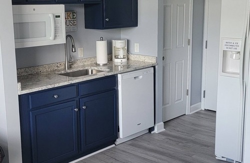 Huddleston Condo | Smith Mountain Lake Condo w/Loads of Amenities