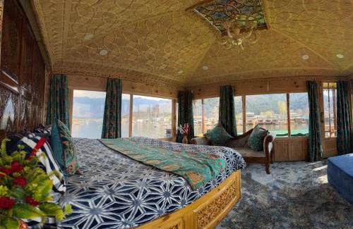 Dal Lake Hotel | Smith palace group of houseboats