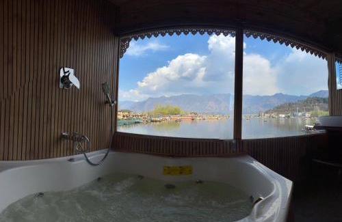 Dal Lake Hotel | Smith palace group of houseboats