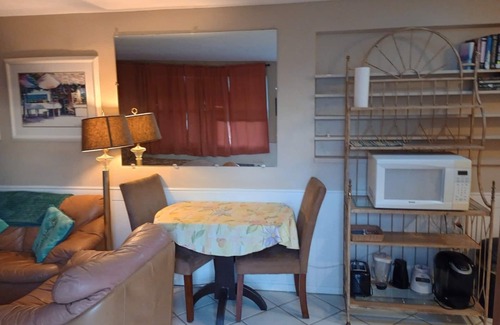 Bayshore Gardens Apartment | Smoke-free Bayshore Gardens 1-Room STUDIO Accessible to Bradenton/Sarasota