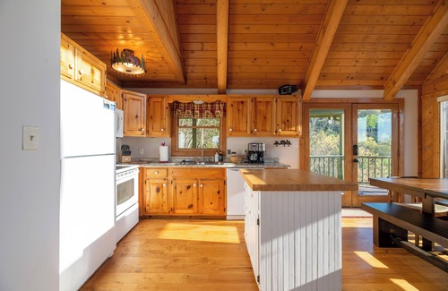 Wears Valley Cabin | Smokies Lakeside Retreat! Mountain Views! Private Lake! Game room!