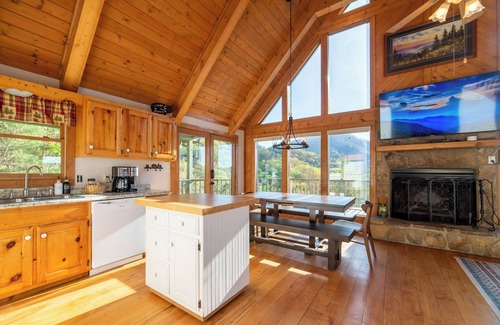 Wears Valley Cabin | Smokies Lakeside Retreat! Mountain Views! Private Lake! Game room!