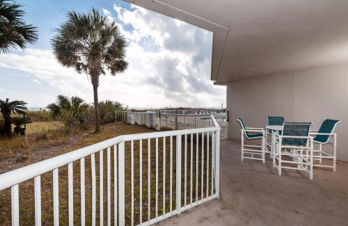 Fort Walton Beach Apartment | SMP 101 - 3 BR Bchfront Poolside Condo - Sleeps 9!