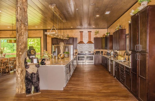 Gatlinburg - Pigeon Forge Cabin | SMRetreat: SpectacularViews! Theater, Games, HotTub, Wifi, FirePit, Large Groups