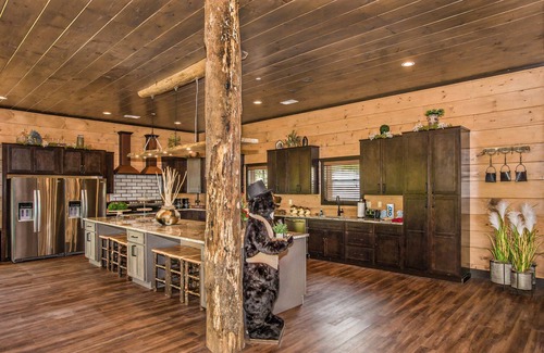 Gatlinburg - Pigeon Forge Cabin | SMRetreat: SpectacularViews! Theater, Games, HotTub, Wifi, FirePit, Large Groups