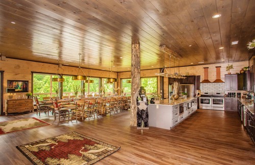 Gatlinburg - Pigeon Forge Cabin | SMRetreat: SpectacularViews! Theater, Games, HotTub, Wifi, FirePit, Large Groups