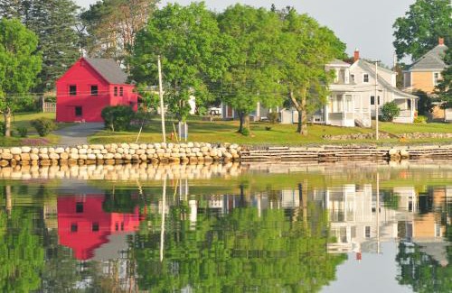 Lunenburg Waterfront Hotel | Smugglers Cove Inn