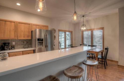 Four O'Clock Apartment | Snowflake Lift Neighborhood - 3 Bedroom Condo - 1 Block To Lift!