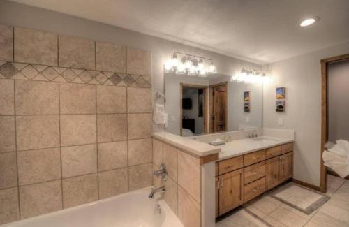 Four O'Clock Apartment | Snowflake Lift Neighborhood - 3 Bedroom Condo - 1 Block To Lift!