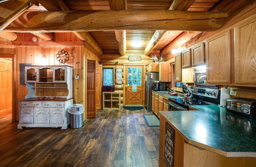 Glacier Cabin | Snowline Cabin #10 - Log Cabining At Its Best. Free WI-FI!