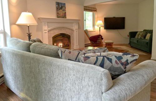 Glacier Ski Chalet | Snowline Cabin 13 - An Architectural Gem Pet Friendly and Free Wi-fi