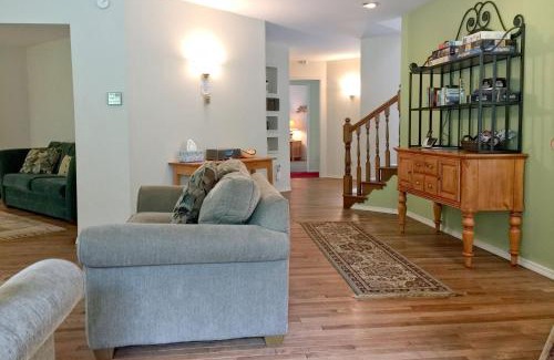 Glacier Ski Chalet | Snowline Cabin 13 - An Architectural Gem Pet Friendly and Free Wi-fi