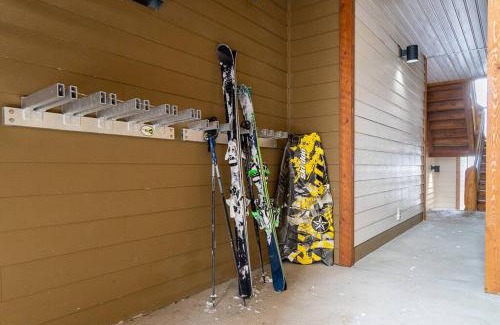 Big White Ski Resort Ski Chalet | Snowy Creek Chalet