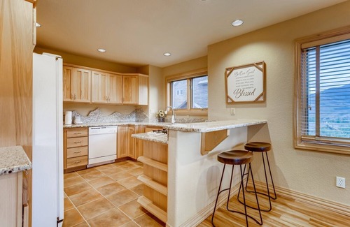 Three Peaks House | Snowy Paws at Eagles Nest Townhome: Cozy Mountain Getaway