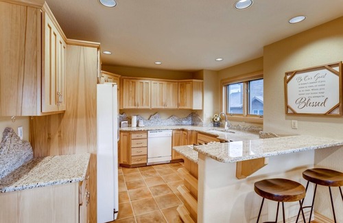 Three Peaks House | Snowy Paws at Eagles Nest Townhome: Cozy Mountain Getaway