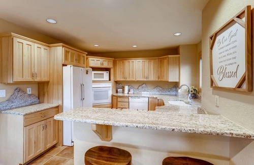 Three Peaks House | Snowy Paws at Eagles Nest Townhome: Cozy Mountain Getaway