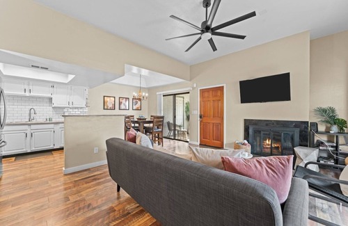 South Scottsdale Condo | Snug 2BR Condo w/Pool, Patio, W/D near Old Town