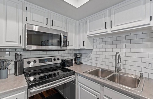 South Scottsdale Condo | Snug 2BR Condo w/Pool, Patio, W/D near Old Town