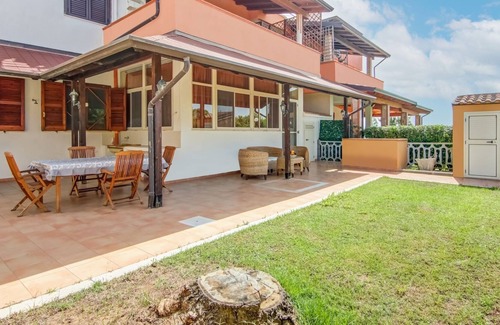 Isola di Capo Rizzuto Apartment | Snug apartment in Isola Capo Rizzuto with garden